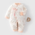 Baby Stepp-Strampler mit Blumenmuster, rosa Rippstrickbündchen und Quasten-Verzierung - Blütenfülle / Größe 59