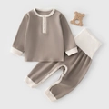 Baby-Strickset in Taupe mit cremefarbenen Kontrasten und hoher Taillenschutzhose - Größe 73 / Dunkelbraun
