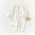 Langärmeliger weißer Rippstrick Baby-Strampler mit Kaninchen-Aufnäher und Holzbeißring - Größe 73 / Weißer Einteiler mit Gelbem Besatz Hase