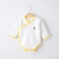Weißer Baby-Body aus Rippbaumwolle mit gelbem Rand und kleiner Apfel-Stickerei - Apfelgelb