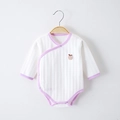 Weißer gerippter Baby-Langarmbody mit Seitenknöpfen und rosa Apfelstickerei - Apfelviolett