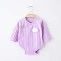 Langärmliger fliederfarbener Baby-Body aus Rippbaumwolle mit Wolken-Applikation - Wolkenlila