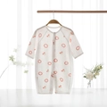 Detail van babyromper van ademende mesh-stof met prints van kersen en schattige leeuwen - Maat 66 / Kers Kat