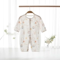 Detail van baby zomerromper met cartoon dieren op ademende mesh katoenen stof - Maat 66 / Bekentenis Ballon