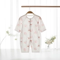 Detail van de baby romper van ademende mesh stof met perzik- en konijnenprintjes - Maat 66 / Zoete Honing
