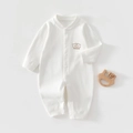 Detail eines cremefarbenen Baby-Bodys mit Bärenstickerei und praktischer Knopfleiste - Weiß (Bären-Jacquard) / Größe 73