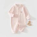 Detailansicht eines rosa gerippten Baby-Stramplers mit Bärenstickerei und Druckknöpfen - Rosa (Bären-Jacquard) / Größe 73