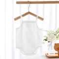 Ärmelloser weißer Baby-Body aus Baumwolle mit atmungsaktiver Textur am Holzbügel - Größe 73 / Reinweiß