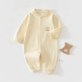 Detail eines weichen gelben Baby-Stramplers mit Bärenstickerei und Druckknopfleiste - Gelb (Bären-Jacquard) / Größe 73