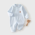 Dettaglio tutina neonato azzurra in cotone con trama a trecce e ricamo di orsetto - Taglia 73 / Stile Orso Blu