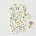 Detail van baby katoenen romper met bloemen, ruches kraag en 100% katoenen waslabel - Maat 59 / Groene Tuin