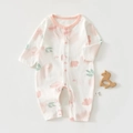 Detailweergave van baby katoenen jumpsuit met bloemenprint en roze biesafwerking - Maat 59 / Roze Lotus