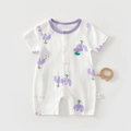 Detail eines Baby-Bodys aus Baumwolle mit lila Blumendruck und 3D-Blumenstickerei - Größe 73 / Tulpenlila