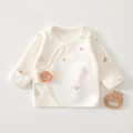 Détail d'une brassière bébé en coton avec imprimés ours et hochet chat en bois - Histoire d'Ours / 52cm