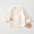 Détail d'un haut kimono pour bébé en coton bio avec motif baleine et boutons pression - Elfe Dauphin / 52cm
