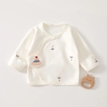 Détail de la brassière blanche pour bébé en coton doux avec imprimés de triangles colorés - Chapeau de Noël / 52cm