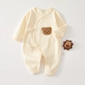Detail van baby katoenen romper met geribbelde textuur en schattige beren-patch - 52cm / Geel