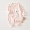 Detail van roze geribbelde katoenen babyromper met berenborduurwerk en zijstrikje - 52cm / Roze