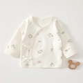 Detail eines weichen Baumwoll-Babyschlafanzugs mit Bären- und Blattmuster und Bändern - 52cm / Kieferblatt Bär (Größe 52)