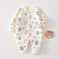 Détail d'une grenouillère matelassée pour bébé avec motif pingouin et anneau de dentition - 73 / Imprimé Pingouin Bleu