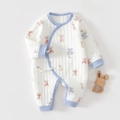 Dettaglio di tutina neonato in morbido cotone trapuntato con stampe e lacci laterali - Elefante Stellato Blu / 52cm