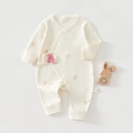 Détail d'une grenouillère bébé 100% coton avec motifs lapins et petit lapin en peluche - Lapin d'Enfance / 52cm