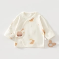 Détail d'une chemise bébé en coton avec imprimés ours et un patch ours en relief doux - 52cm / Ours Parapluie