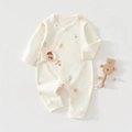Détail à plat d'une grenouillère en coton avec imprimé maison et écusson bonhomme de neige - Elfe du Jour de Neige / 52cm