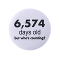 Weißes rundes Abzeichen mit schwarzem Text 6574 days old Geburtstag Accessoire Pin - 18. Geburtstag Gedenken (MXZ102)