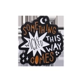 Pin de esmalte gótico con luna creciente y texto 'Something Wicked This Way Comes' negro - Estilo Something Wicked (QHXZ055)