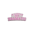 A Little Bit Dramatic Emaille-Anstecknadel in Rosa mit silbernem Metallrand - Englischer Zitat Unregelmäßiger Stil (QHXZ649)