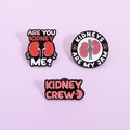 Lot de 3 broches en émail sur le thème du rein avec jeux de mots sur fond violet - Combinaison des styles KIDNEY CREW, ARE YOU KIDNEY ME et KIDNEYS ARE MY JAM