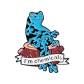 Broche en émail grenouille bleue avec texte I'm chemicals sur une souche de bois - Grenouille Bleue sur Souche (qhxz3459)