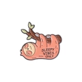 Broche paresseux rose en émail avec texte Sleepy Vibes Only sur branche verte - Paresseux Rose Sleepy Vibes Only (QHXZ1797)
