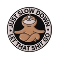Broche ronde en émail motif paresseux avec texte 'JUST SLOW DOWN' sur fond blanc - Paresseux Méditation Just Slow Down (QHXZ4089)