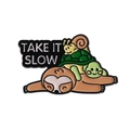 Broche émaillée paresseux mignon avec texte Take It Slow, design tortue et grenouille - Empilement d'Animaux Take It Slow (QHXZ4090)