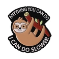 Pin's en émail paresseux mignon avec texte Anything You Can Do I Can Do Slower décoratif - Paresseux Base Noire Anything Slower (QHXZ4091)