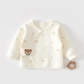 Detailansicht gestepptes Baby-Wickelshirt aus Baumwolle mit Bären-Stickerei - 52cm / Warmer Gelber Bärendruck
