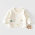 Detail der gesteppten Baumwoll-Babytops mit niedlichen Auto- und Pilzmotiven - 52cm / Warmer Auto-Baum-Druck