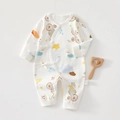 Detail van een 100% katoenen babyromper met berenpatronen en zijsluiting met veters - Spelende Beer / 52cm