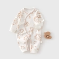 Dettaglio tutina neonato in cotone bianco con stampe di giocattoli e nastri laterali - 52cm / Orso con Lettere