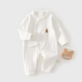 Detail van wit katoenen babypakje met jacquard textuur en berenborduursel - 52 / Wit (Schattige Beer)