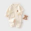 Detail van een babyromper met katoenen ribboorden en schattig berenborduursel - 52 / Geel (Schattige Beer)