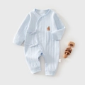 Detail van lichtblauwe katoenen baby romper met geborduurde beer en striksluiting - 52 / Blauw (Schattige Beer)
