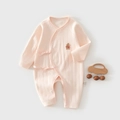 Detail van roze babyromper van katoen met beertjesborduursel en jacquard-structuur - 52 / Roze (Schattige Beer)