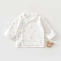 Dettaglio di camicia in cotone neonato con stampa floreale rosa e pizzo delicato - 52cm / Piccolo fiore viola
