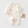Macro-opname van katoenen babyromper met ribgebreide textuur en roze strikdetail - 52cm / Bloemen Blaadjes