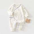 Gedetailleerde close-up van katoenstructuur en berenprint van het baby kruippakje - 52cm / Puppy Bal (little bear pooh)