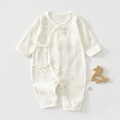 Detail eines Baby-Bodys aus Baumwolle mit weichem Rippstoff und niedlichem Bärendruck - 52 / Babyflasche Bär