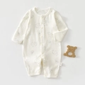 Detail eines Baby-Stramplers aus Baumwolle mit Bärenprint und vertikaler Rippstruktur - 73 / Babyflasche Bär